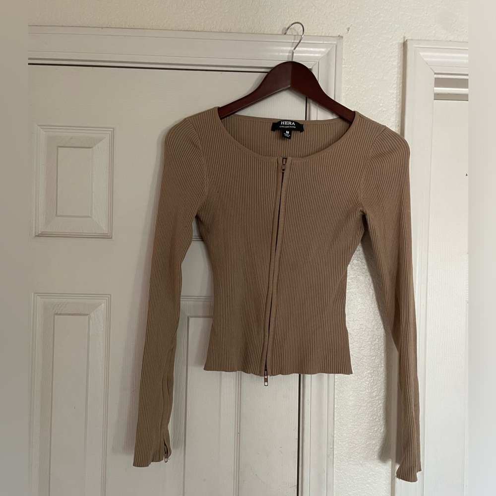 Hera Collection zip front fitted sweater tan size M